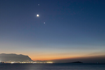 14年的十九座五菱校车拆车还能卖多少钱