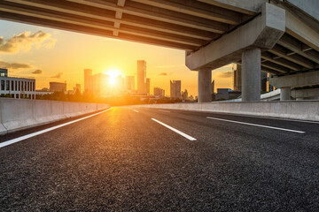 14年的十九座五菱校车拆车还能卖多少钱